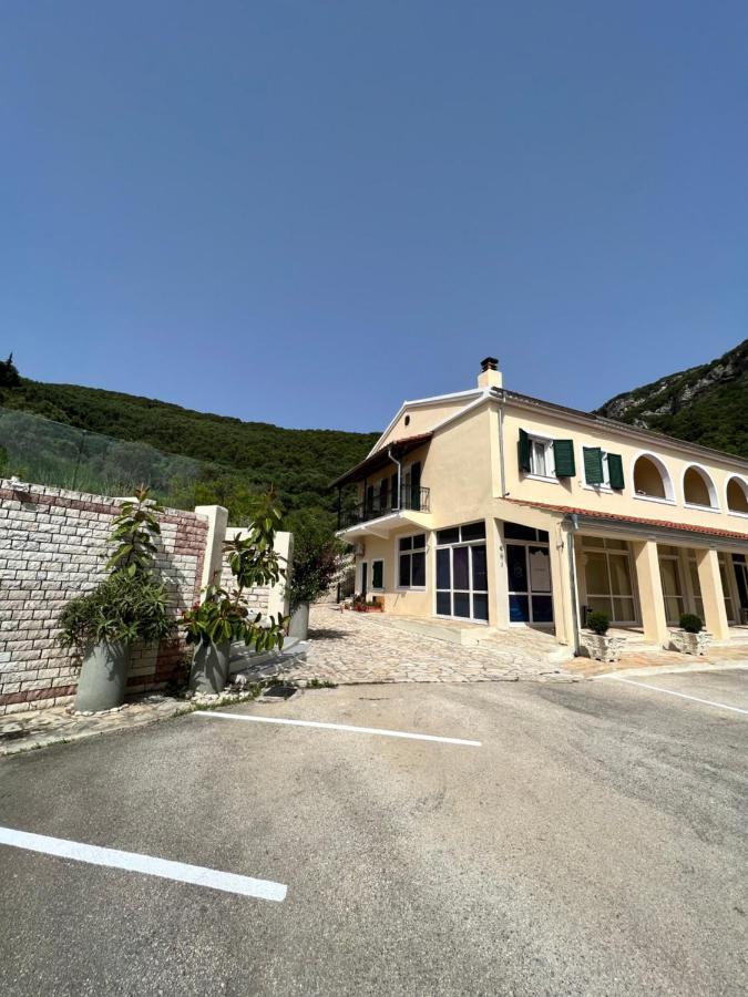 Lithino Apartments - 5Min From The Beach Agios Ioannis Peristerion Esterno foto